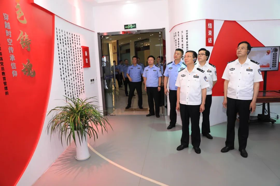 市公安局党委副书记,常务副局长姜学儒主持会议.