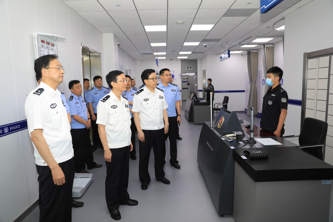 市公安局党委副书记,常务副局长姜学儒主持会议.