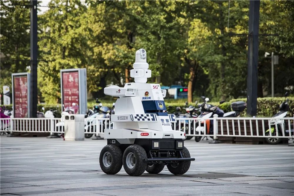 5g 人工智能巡逻机器人一起感受下满满的"黑科技"吧!