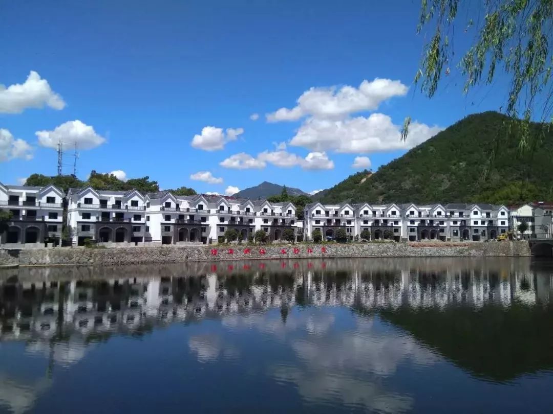 仁岸村位于缙云县城东南方8公里,四面群山环抱,风景优美.