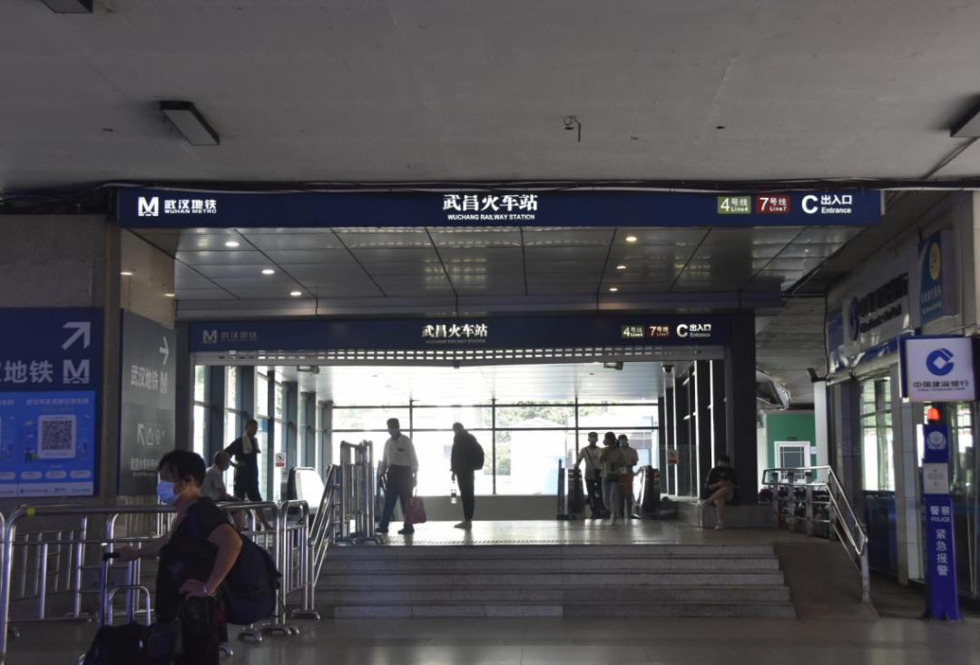 76乘坐地铁:出站后右转前行100米目前,武昌站开设了一个出站口:西出