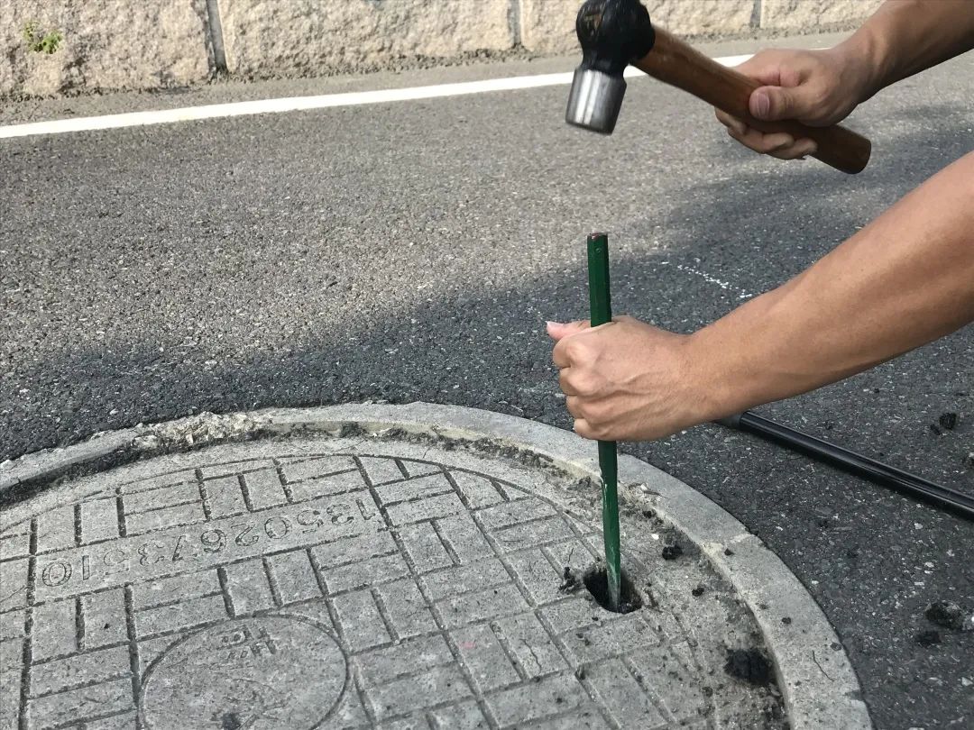 铁锤 铁钎,敲开杠杆的支点在使用过程中首先必须找到井盖预留口,即