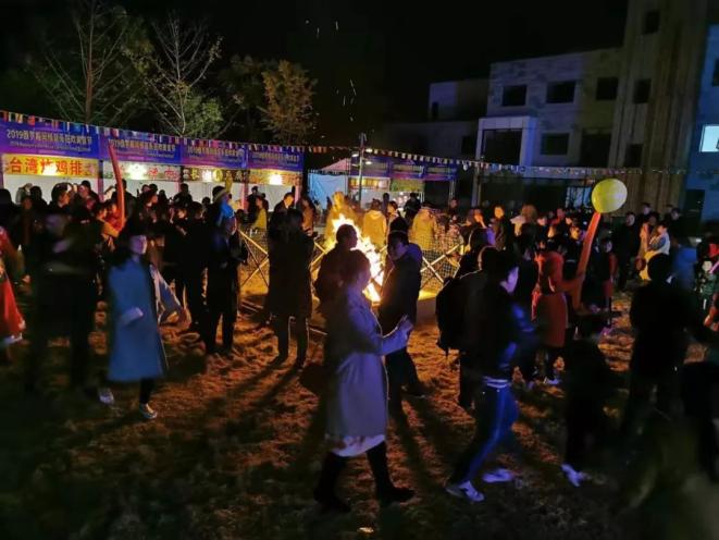 恩施文旅号与爱同行惠游湖北点亮精彩夜生活