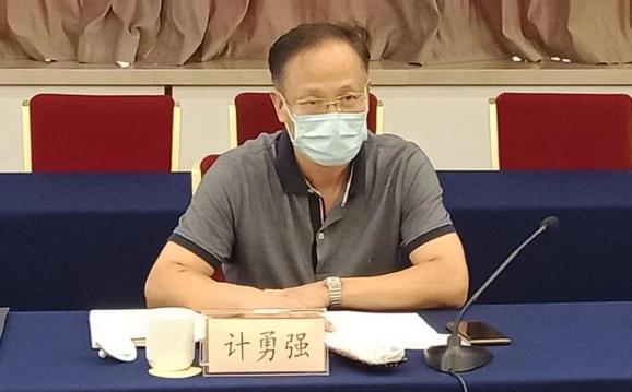 胡柏林和杨黎明介绍了课题组人员构成和课题的前期调研情况.