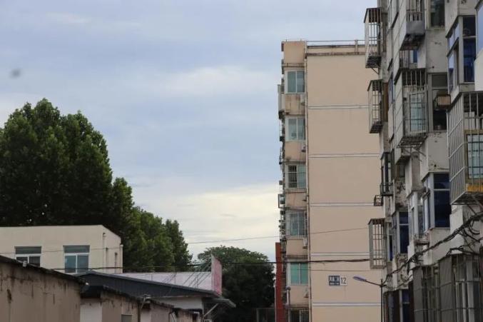创城有我怀柔杨宋镇疏堵结合治理老旧小区空中飞线