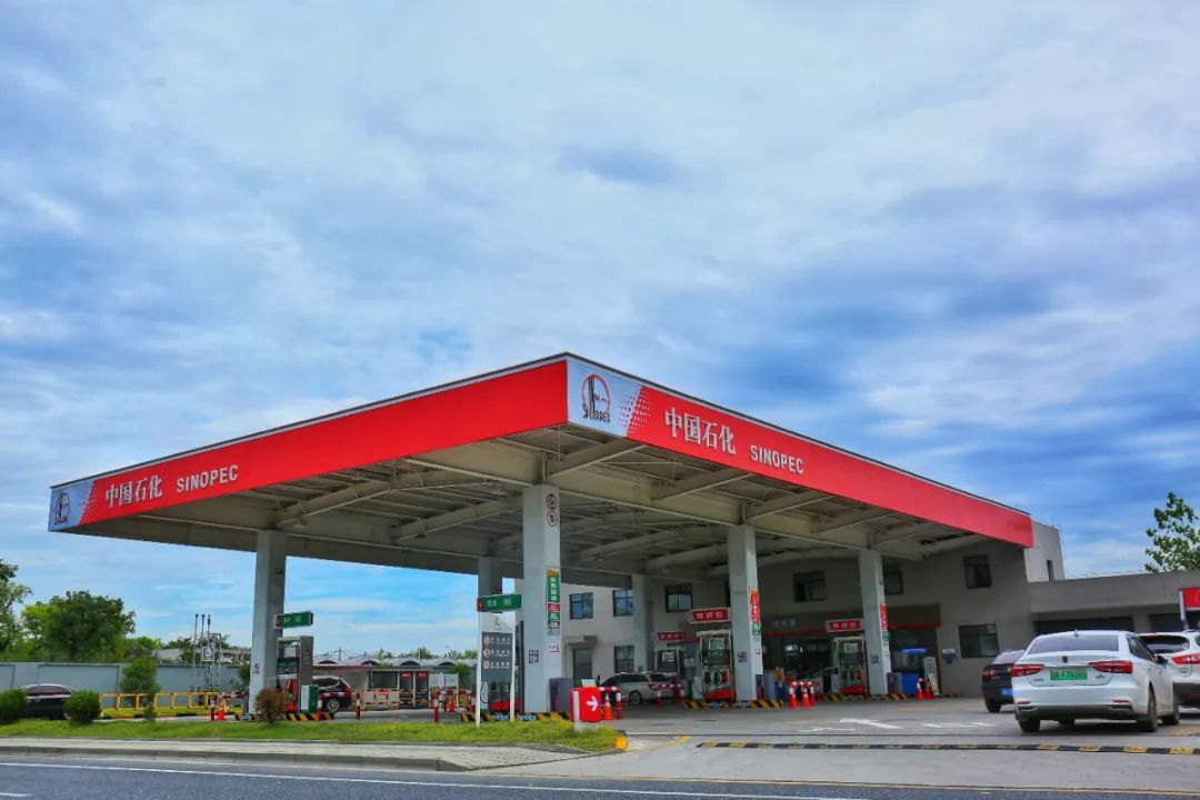 中国石化女子进站加了200块油油箱差点烧坏了