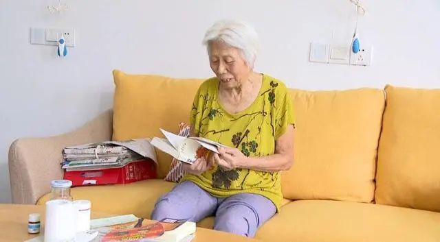 84岁退休教师省吃俭用捐百万积蓄网友致敬真正的精神富足