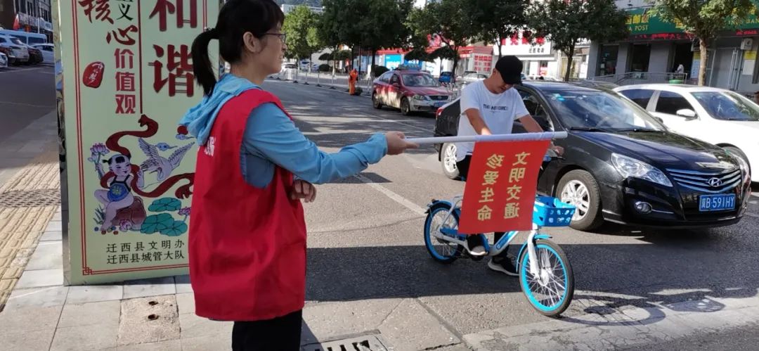 看,志愿者们认真指挥交通的样子是不是特美!