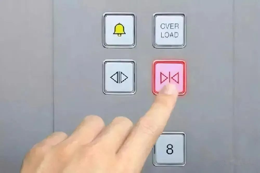 电梯的关门键到底有用吗?02为了安全,使用电梯开门按钮才是最佳选择.