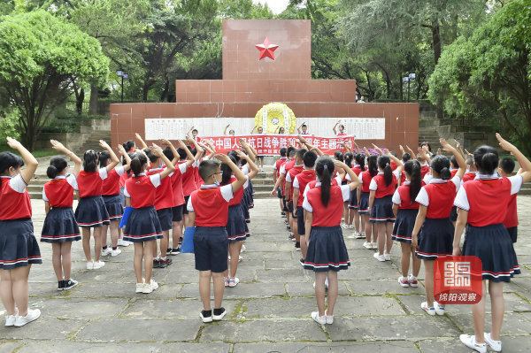 纪念抗战胜利75周年 绵阳小学生向英雄致敬 为烈士献花 媒体 澎湃新闻 The Paper