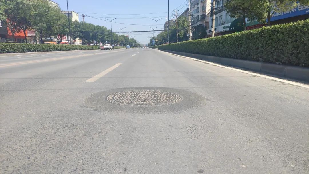 注意脚下开封路上的井盖有变化
