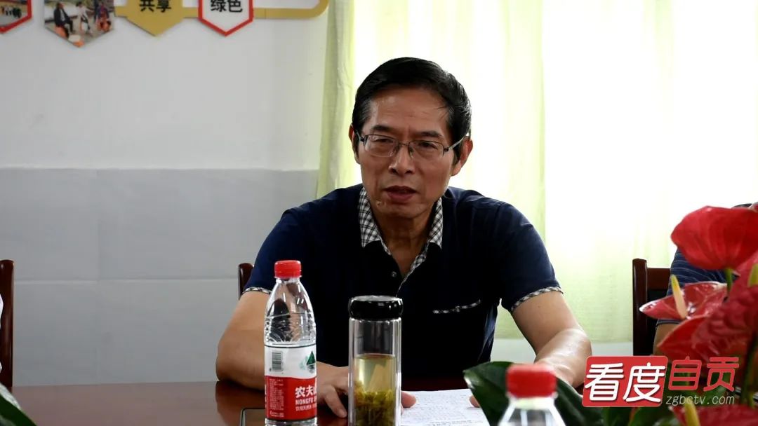 市关工委常务副主任何卫平市关心下一代基金会成立近3年来,给众多困难