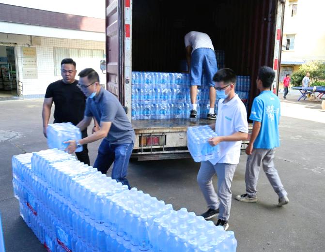 肇庆市人大常委会走上鼎湖区坑口街道迪村社区的街头为一线工作者赠水