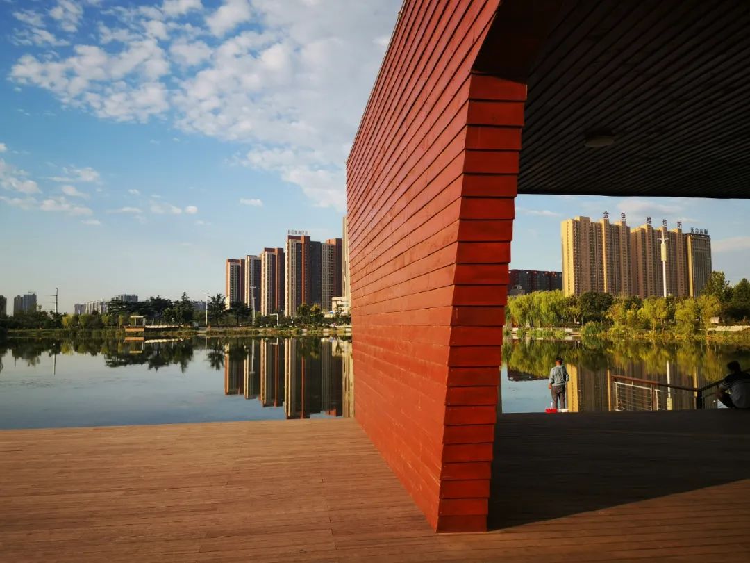 相约蓝天之下!cbd公园(董玉坤 摄)