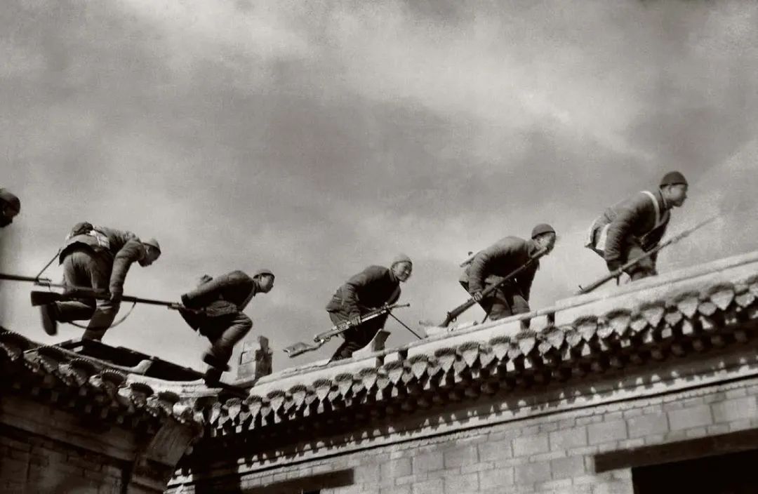 冀中,1943年地道中的游击队员,冀中,1943年与地道相接的地面作战工事