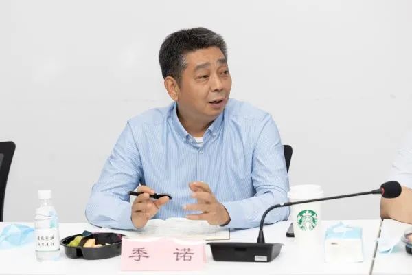 会议上,由季诺会长和朱小苏主任向全体委员介绍长三角委员会的成立