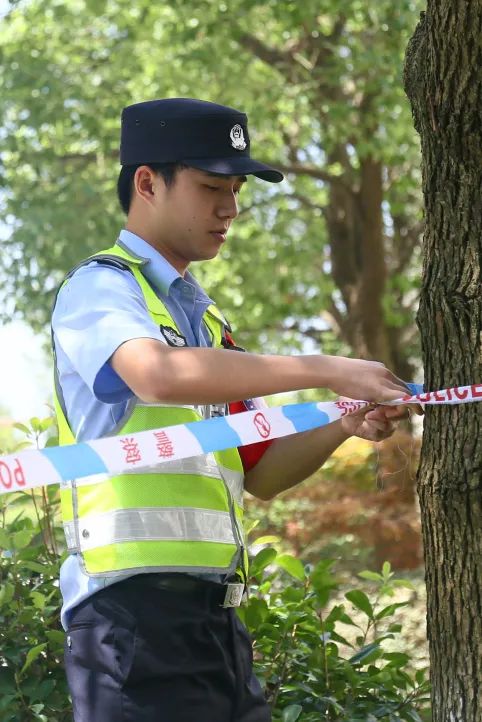 现场无关人员请退至警戒带之后谢谢配合!