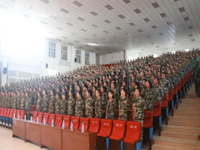 肇源县第三中学新生高中开学第一课军训磨练意志
