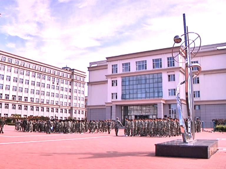 肇源县第三中学新生高中开学第一课军训磨练意志