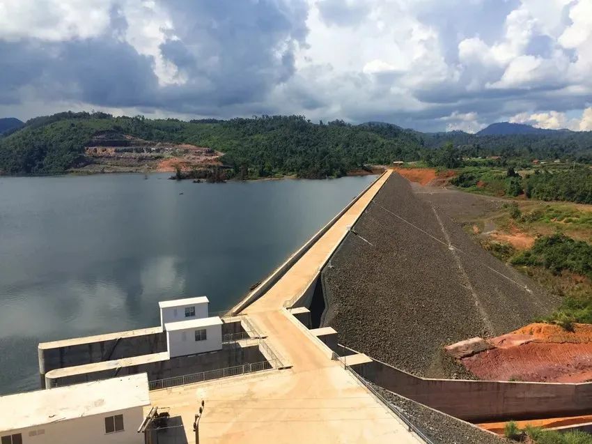 老挝会兰庞雅下游水电站正式下闸蓄水