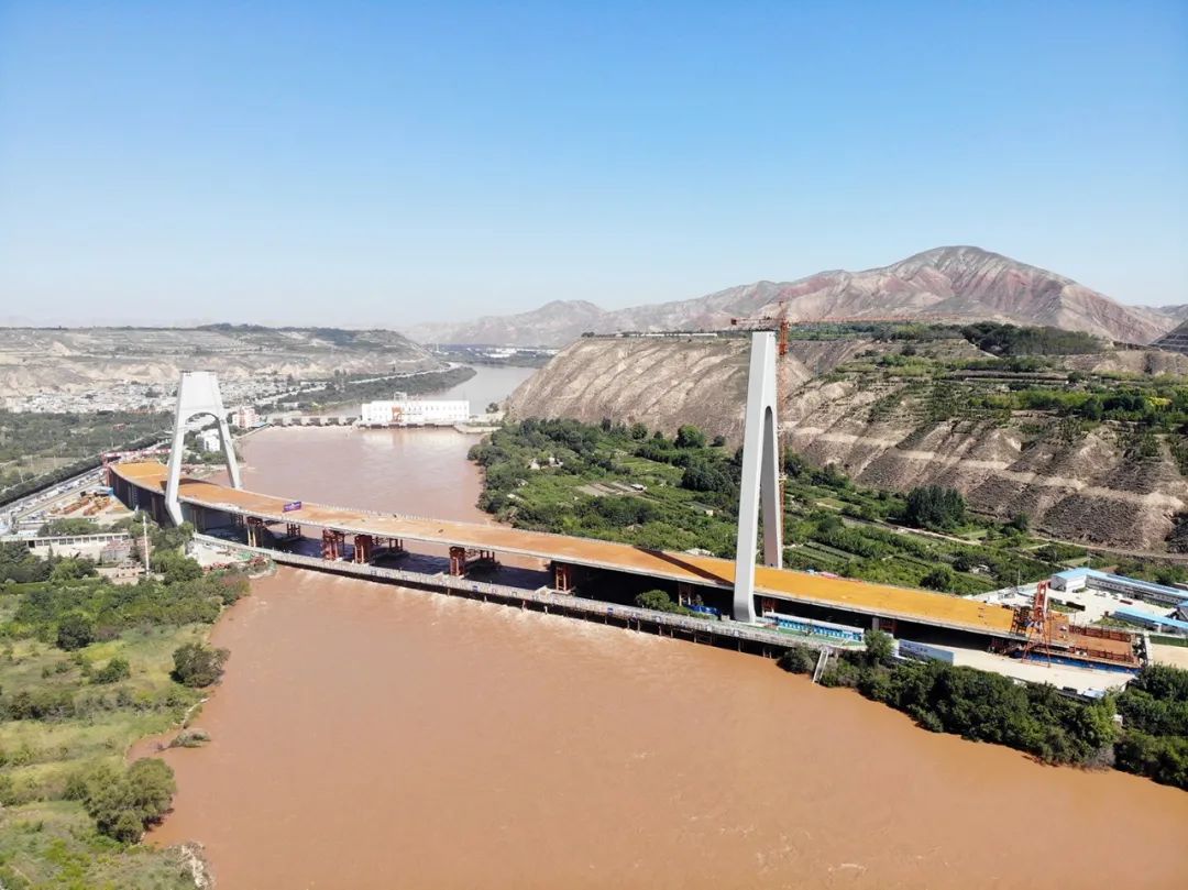 中国二冶党委宣传部,市场营销部联合兰州柴家峡黄河大桥项目举办"国企