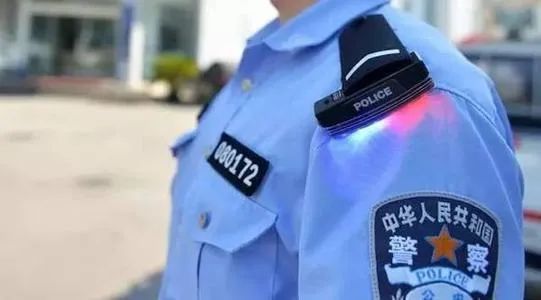 向警旗敬礼如果警察有颜色