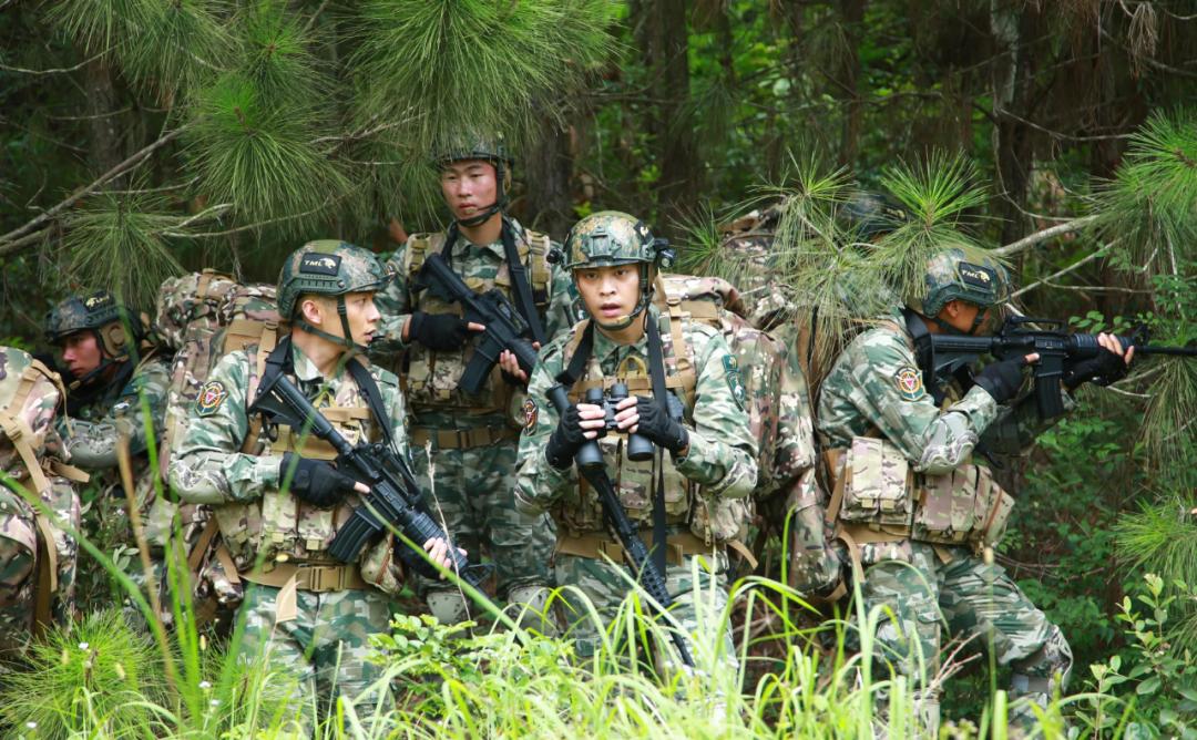 "山豹旅"旅长韩鹏不畏压力,每打一仗都认真总结红军失败的原因,把蓝军