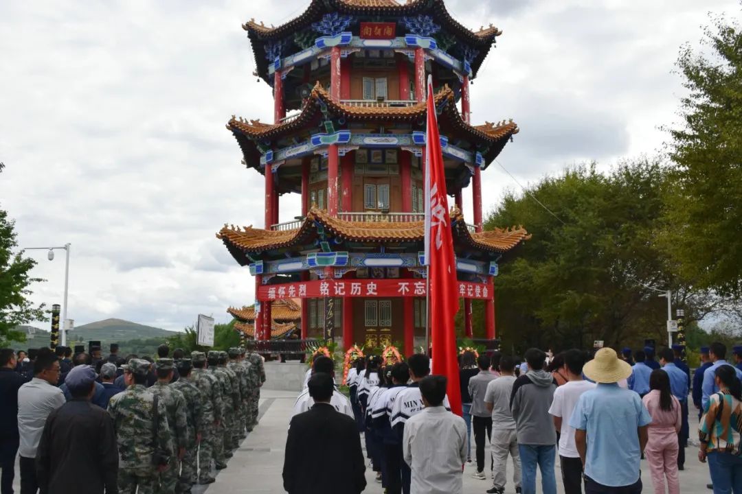 期间,全体人员向二郎山开颜阁敬献了花篮,进行了集体默哀,并聆听了
