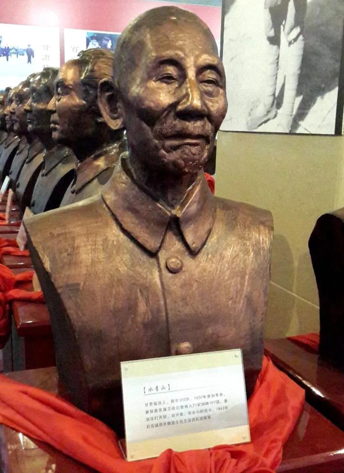 在四川省大邑县建川博物馆中国老兵手印广场上,v字形排列的手印墙