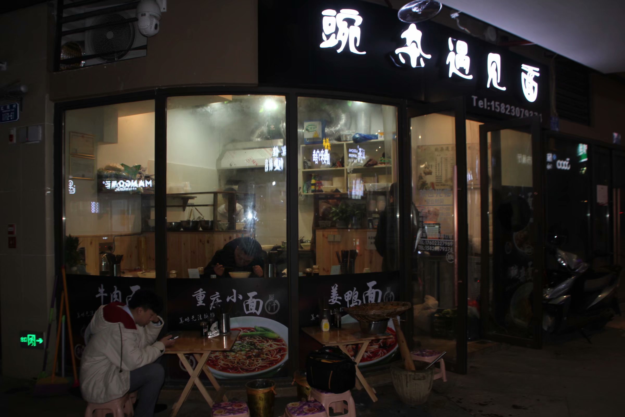 "豌杂遇见面面馆老板张晓龙(化名)介绍,这些配套的"光盘行动"物料都是