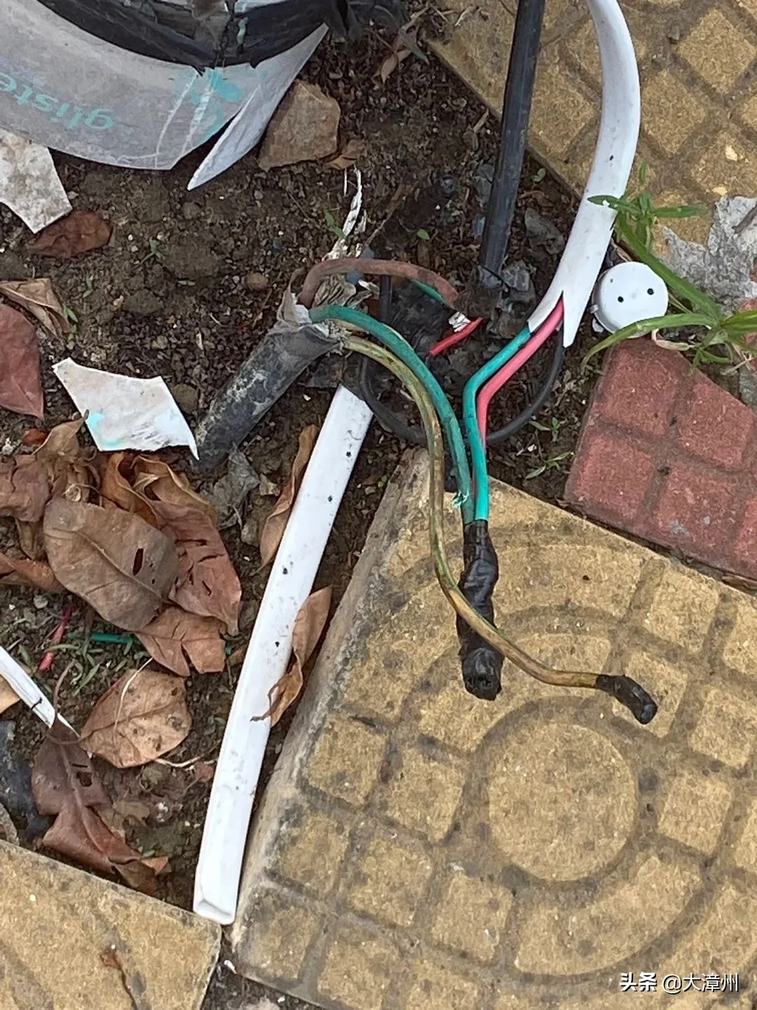 危险角美中心小学门口的路灯电线裸露在外面