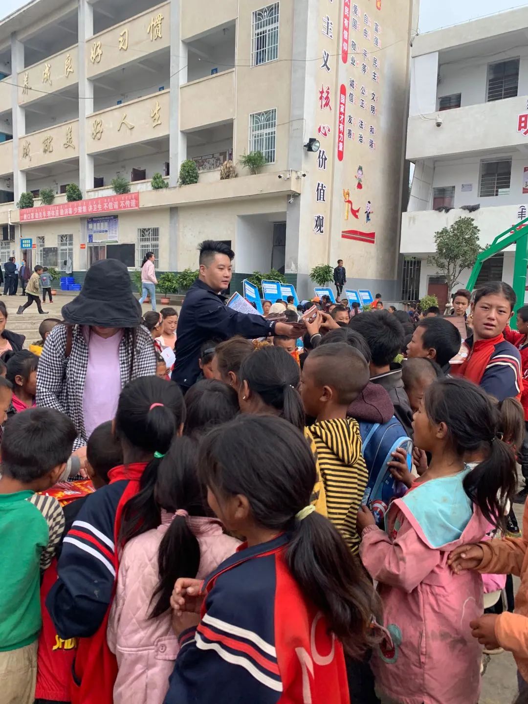 禁毒防艾第一课开学在嘹亮的国歌声中,布拖县九都乡中心小学全体同学