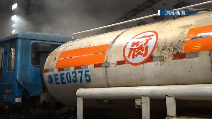 一辆危险化学品(二甲苯)槽罐车爆胎导致驾驶失控,与一辆货车发生追尾