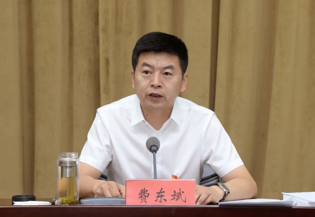 乌兰察布市委书记,市长费东斌作动员讲话.