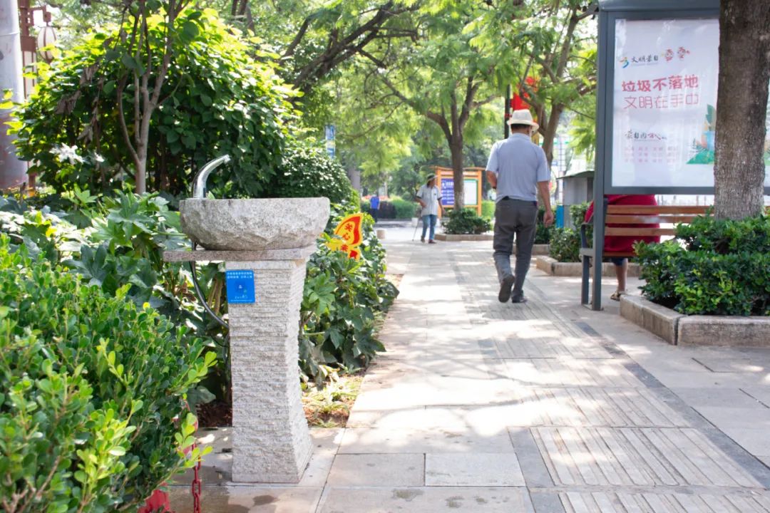 公园里的洗手台市民在蒙自二小旁的洗手台洗手根据规划,每个洗手台都