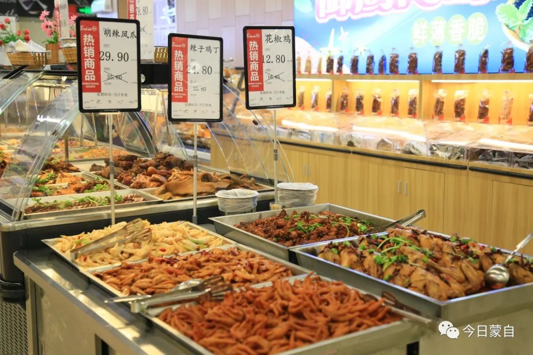 每到晚上六点,蒙自南湖荟永辉超市的生鲜区就变得热闹非凡.