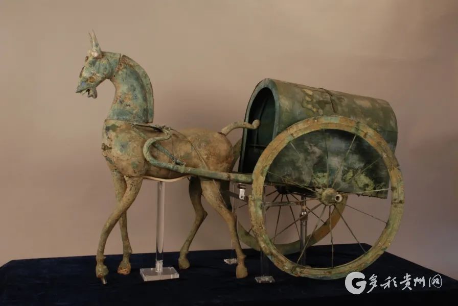 发掘了这件被墓室压坏,与泥土混为一体的铜车马