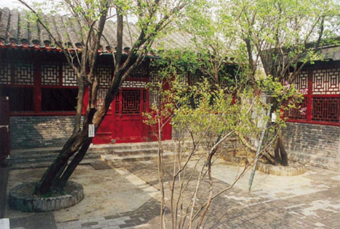 出面,跟周作人之子周丰一协商,决定暂时葬在西直门外保福寺的一块墓地