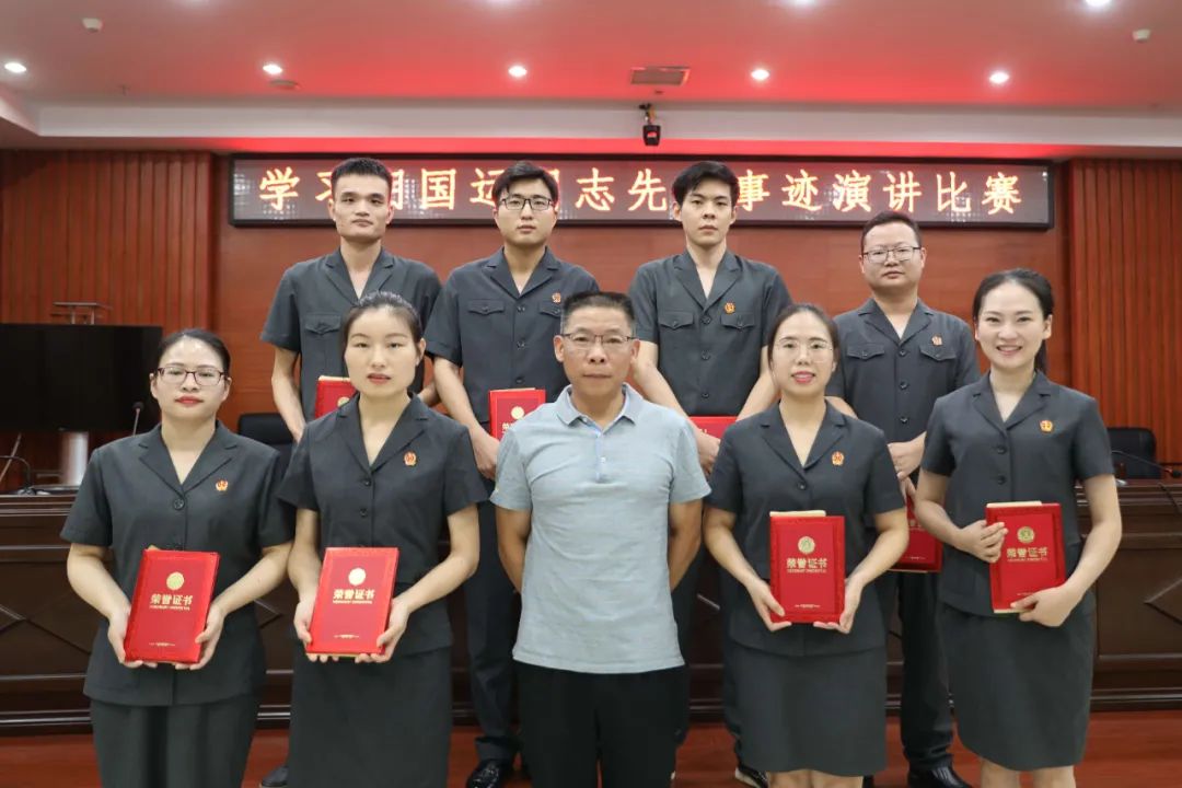 中院党组成员,政治部主任邓新科与参赛选手合影通过此次演讲比赛干警