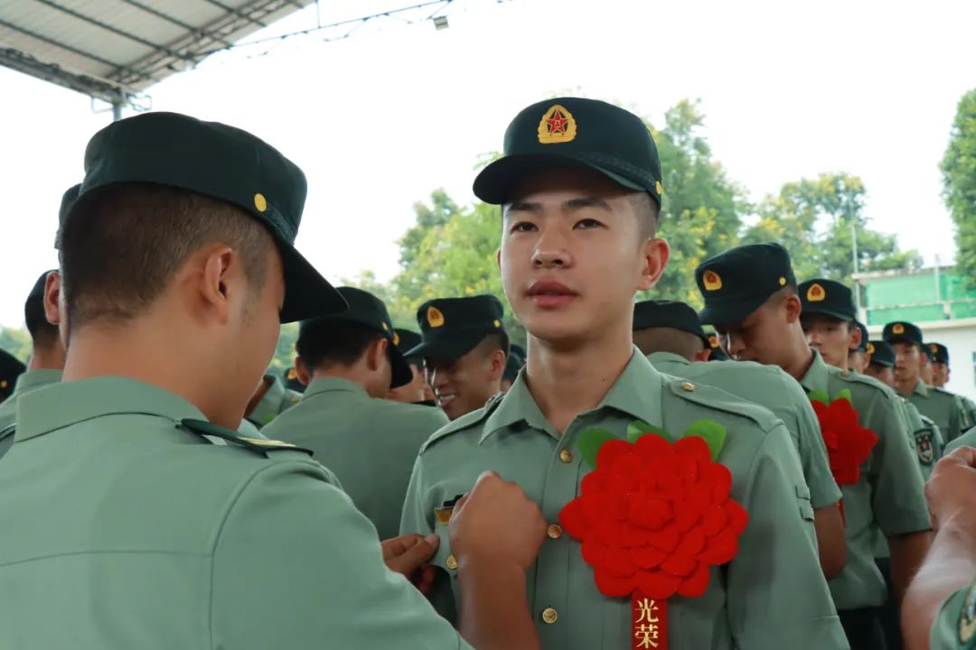 為自己的軍旅生涯畫上句號28名退出現役的老兵含淚卸下軍銜南部戰區