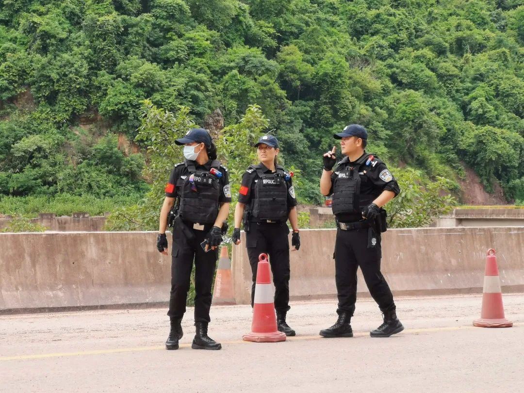 红蓝对抗”：致敬！乘风破浪的缉毒小姐姐