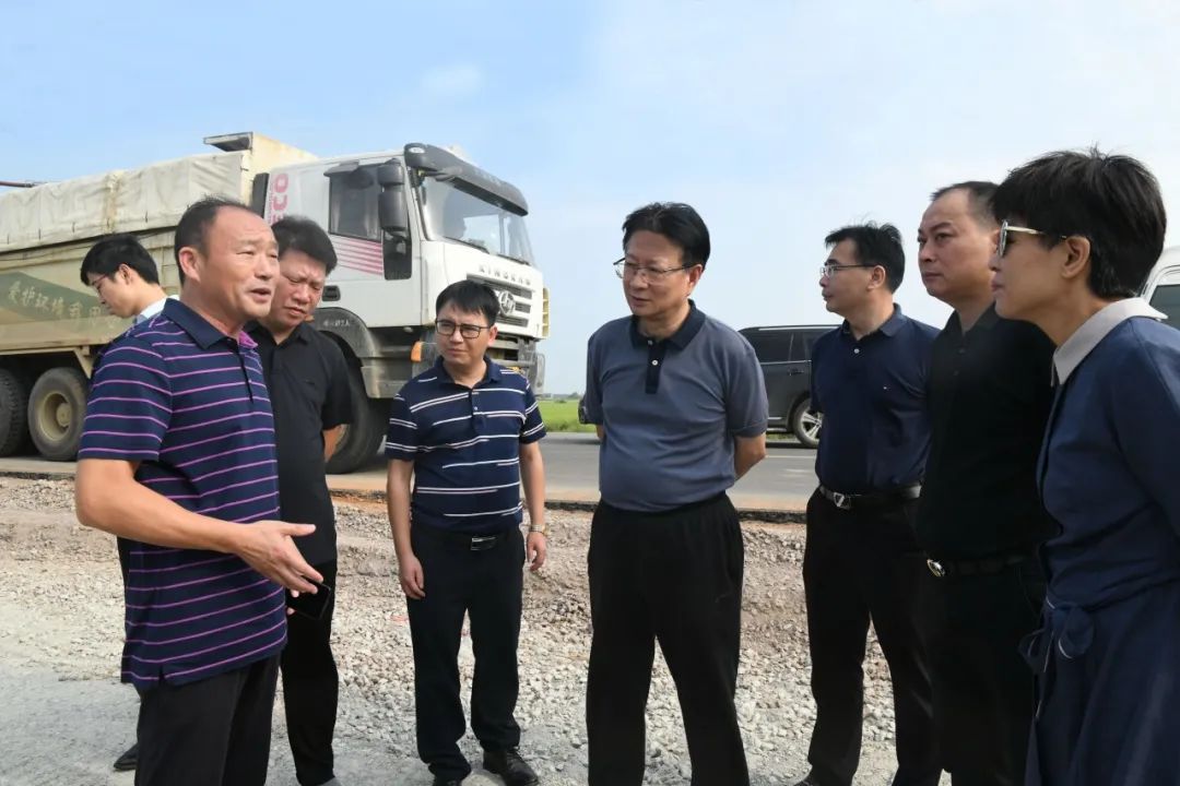 黄俊调研公路建设及沿线环境整治情况