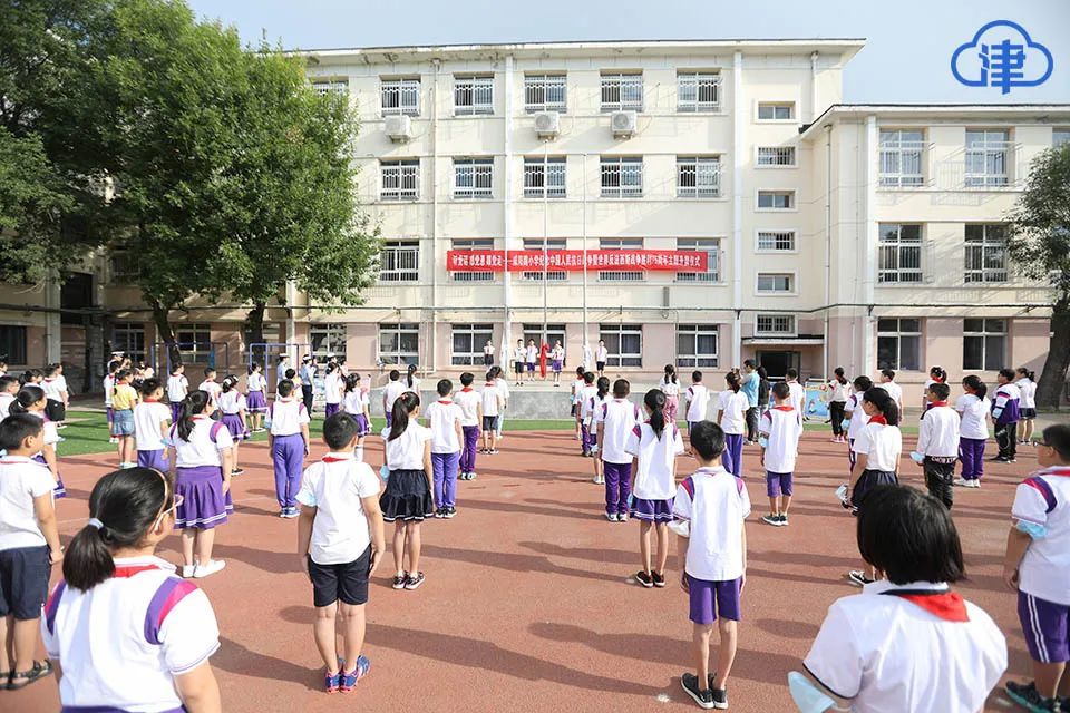 9月3日清晨,天津市南开区咸阳路小学全校师生与南开交警支队白堤路