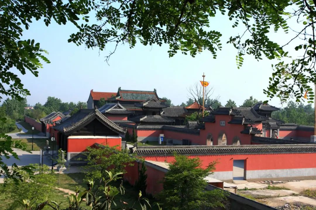 是一座具有近四百年历史的文化古镇 镇内遍布着乾隆行宫 陈家大院