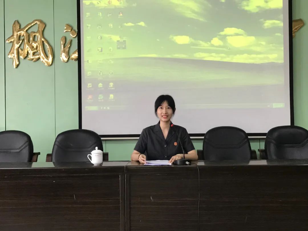 9月4日开学之际,潮州市枫溪人民法院讲师团讲师到枫溪中学给全体师生