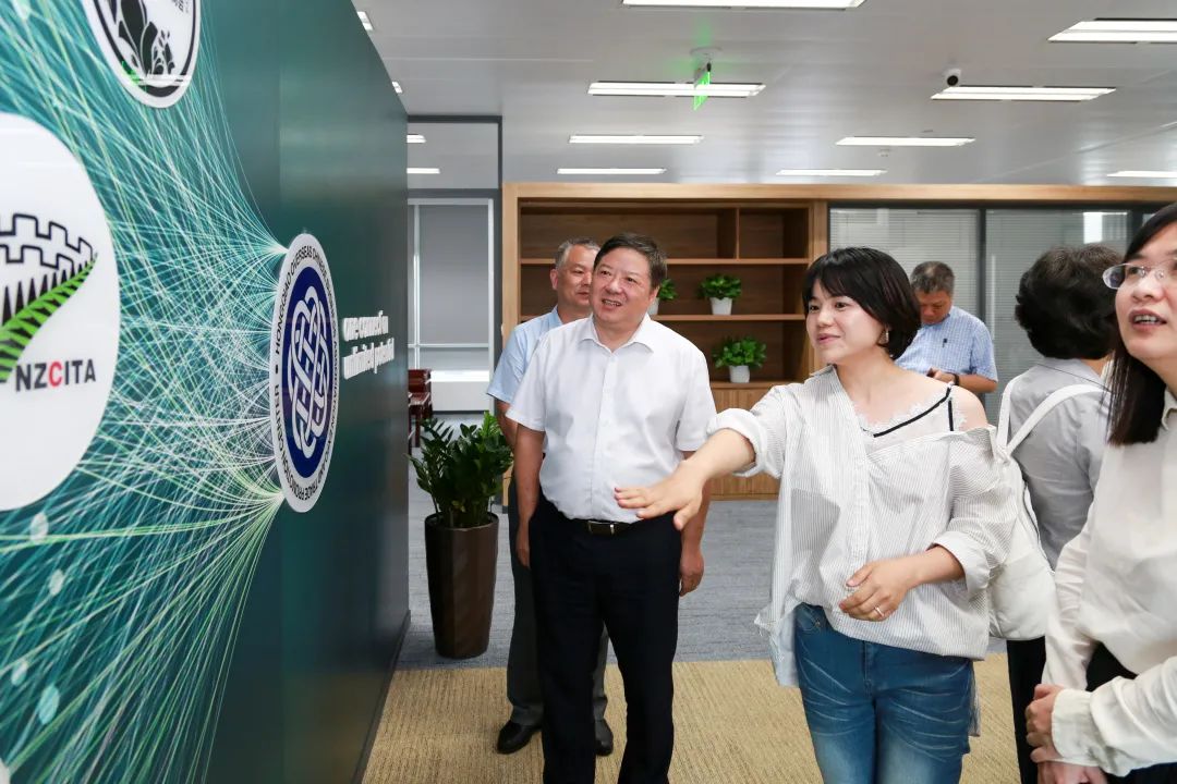 黄国平赴上海虹桥商务区管理委员会走访调研