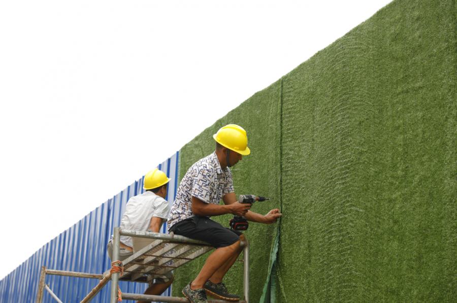 绿布内部清表同步进行项目现场自8月30号已开始打围施工经常去江边