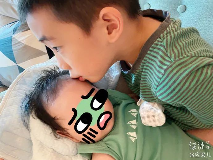 应采儿晒二胎照jasper的变化让人心疼别让偏心毁掉两个孩子