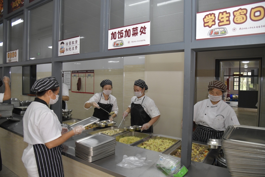 食堂工作人员适量打餐