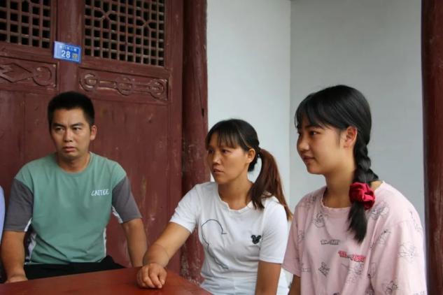 老二的何乐,是一个乖巧懂事的女孩,八岁便跟随着父母去到贵阳市修文县